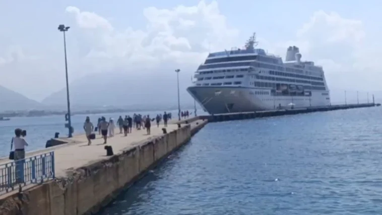 Amerikalı 602 yolcu ve 393 mürettebatlı dev kruvaziyer Alanya'da