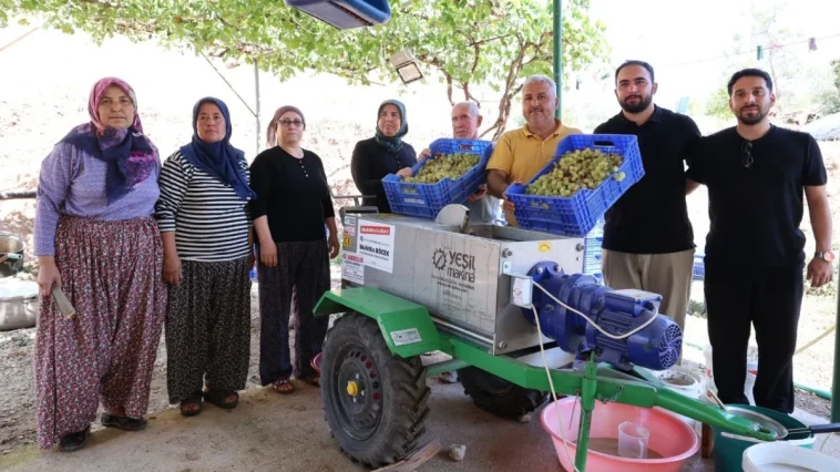 Antalya Büyükşehir’den üzüm sıkma makinesi desteği