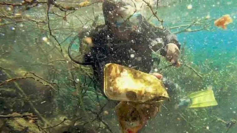 Antalya Körfezi’nde deniz kirliliği gözle görülür hale geldi