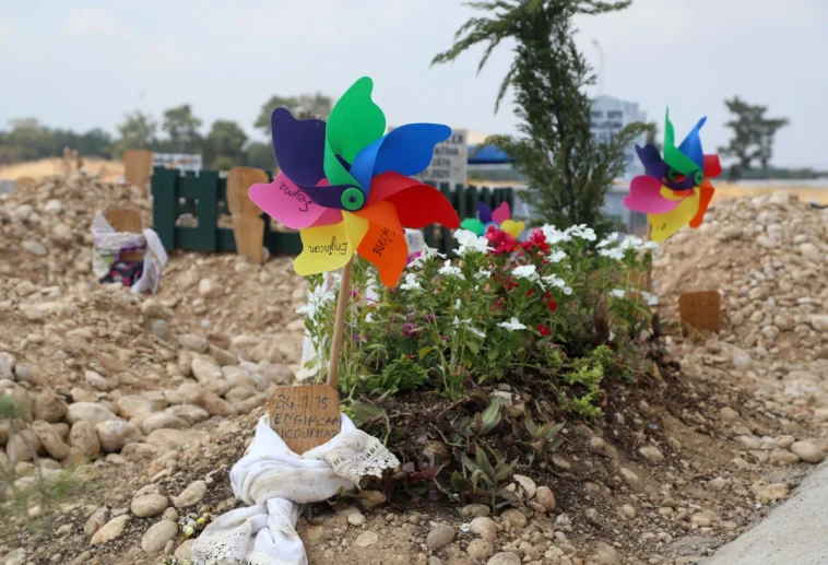 Antalya Mezarlığı'nda hüzünlü rüzgar gülleri