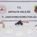 Antalya'da 2 evde 7 kişi uyuşturucuyla yakalandı