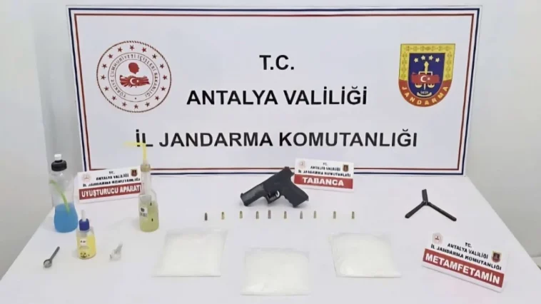 Antalya'da 2 evde 7 kişi uyuşturucuyla yakalandı