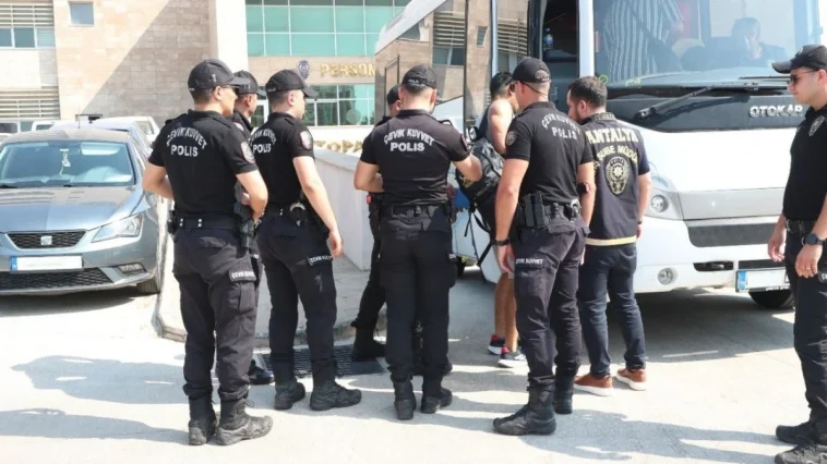 Antalya'da aranan 125 şahıs eş zamanlı operasyonla yakalandı