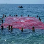 Antalya'da denizde dev Türk bayrağı açıldı