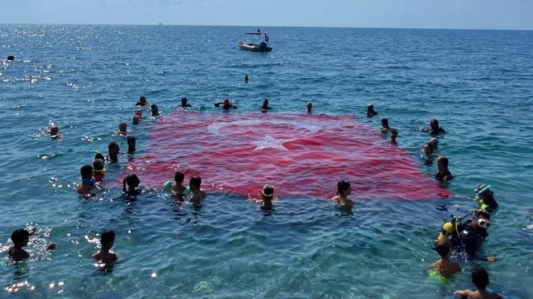 Antalya'da denizde dev Türk bayrağı açıldı