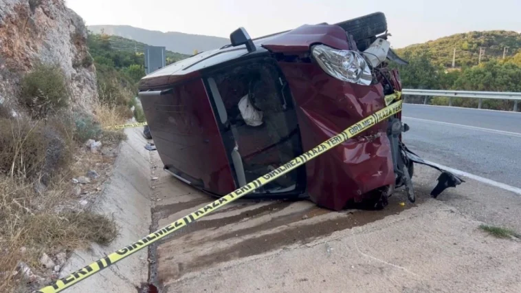 Antalya'da kamyonet yan yattı: 6 yaralı