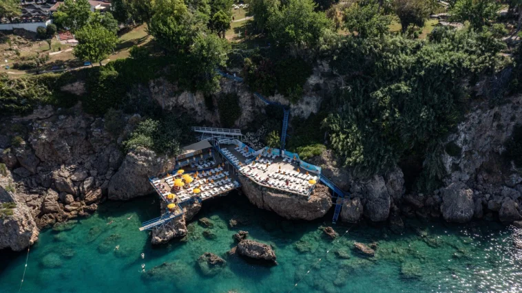 Antalya'da kavurucu sıcaklarda tercih: Falez Plajları