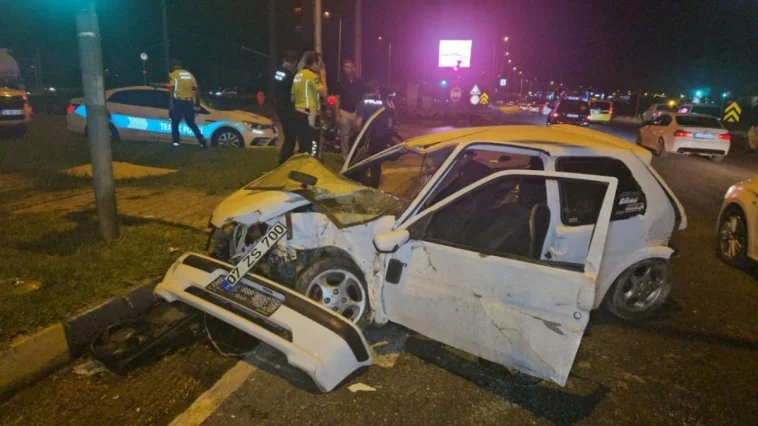 Antalya'da kırmızı ışık kazası 1'i ağır 4 kişi yaralandı