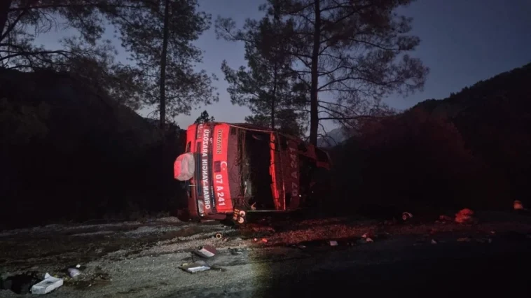 Serik'te arazöz devrildi, 2 orman işçisi yaralı