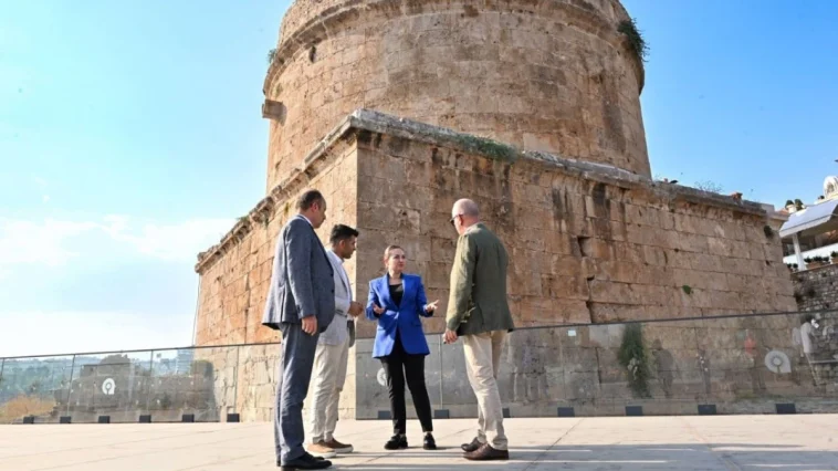 Başkan Vekili Özdemir Hıdırlık Kulesi çalışmalarını inceledi