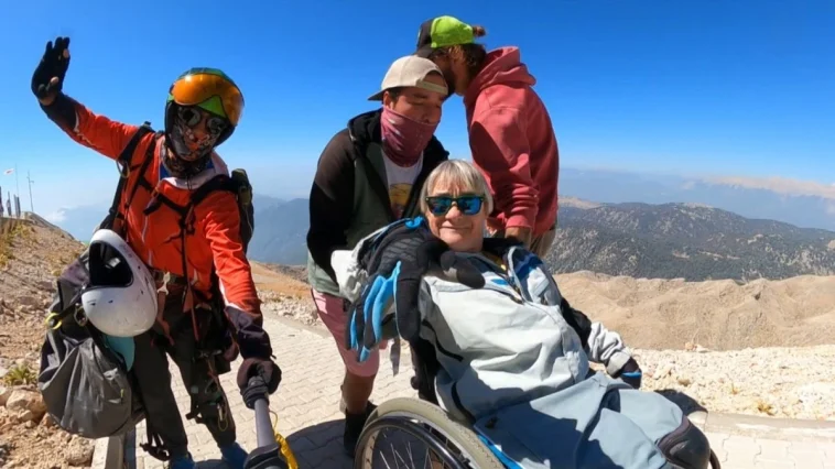Bedensel engelli turist, yamaç paraşütüyle ikili atlayış yaptı