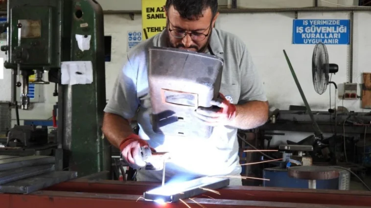 Belediye atölyesi üretiyor, Kepez güzelleşiyor