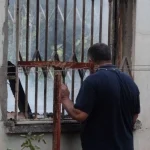 Evi küle döndü, çaresizlik içinde izledi