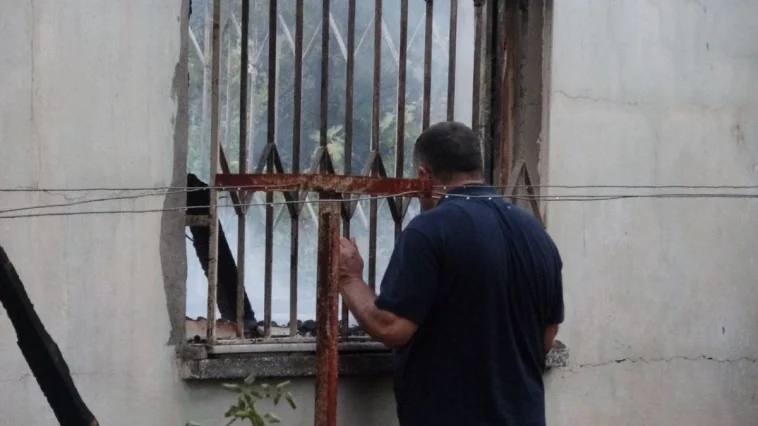 Evi küle döndü, çaresizlik içinde izledi