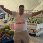 Göbek atarak karpuz satıyor