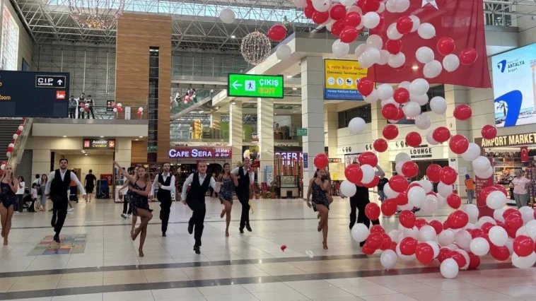 Havalimanında Zafer Bayramı coşkusu