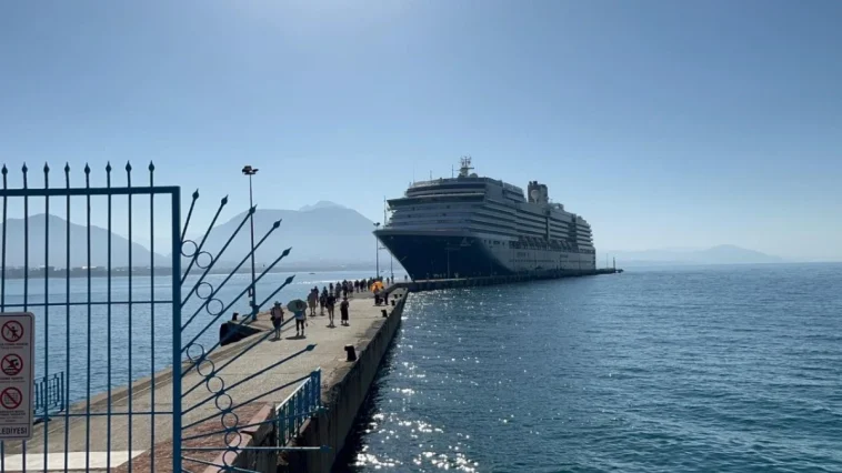 Hollanda bandıralı kruvaziyer Alanya’ya demir attı