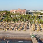 JUSTINIANO HOTELS DOĞAYA UYUMLU PLAJ SEMSİYELERİ İLE DİKKAT CEKİYOR