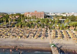 JUSTINIANO HOTELS DOĞAYA UYUMLU PLAJ SEMSİYELERİ İLE DİKKAT CEKİYOR