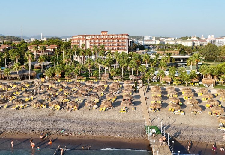 JUSTINIANO HOTELS DOĞAYA UYUMLU PLAJ SEMSİYELERİ İLE DİKKAT CEKİYOR