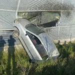 Kaza yapan sürücü muz serasına girdi