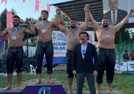 Kemer Belediyesi güreşçileri kürsüye çıktı