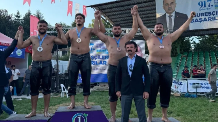 Kemer Belediyesi güreşçileri kürsüye çıktı