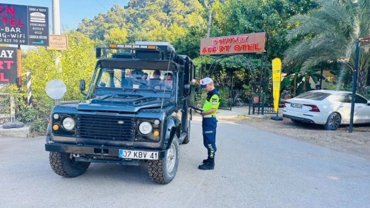 Kemer jandarması trafik denetimlerine hız verdi