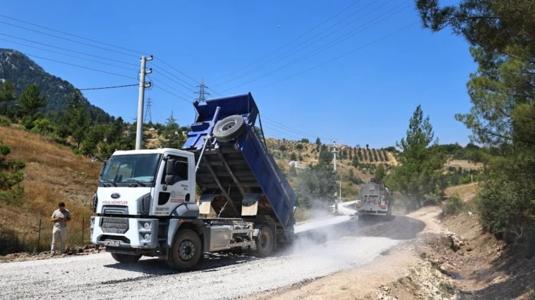 Kemer Ovacık Mahallesi'nin 3.5 kilometrelik yolu asfaltla buluştu