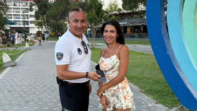 Kemer'de kaybolan telefon sahibine ulaştı