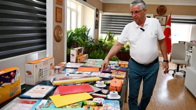 Kemer'de ücretsiz kırtasiye malzemelerinin dağıtımı başladı