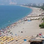 Konyaaltı Sahili'nde hafta sonu yoğunluğu, sahil doldu