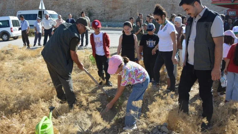 Korkuteli'nde 300 öğrenci, 300 fidanı toprakla buluşturdu