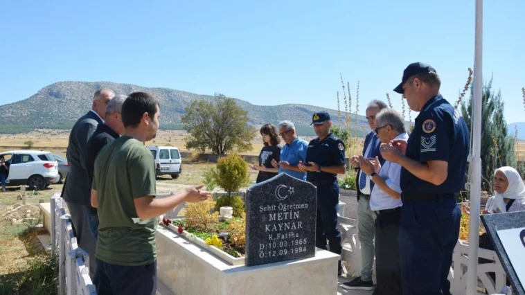 Korkuteli'nde şehit öğretmen dualarla anıldı