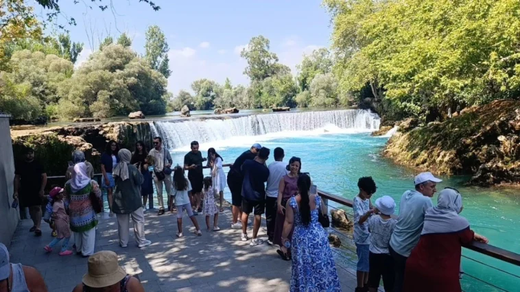Manavgat Şelalesi’nde su seviyesi düştü, kayalıklar ortaya çıktı