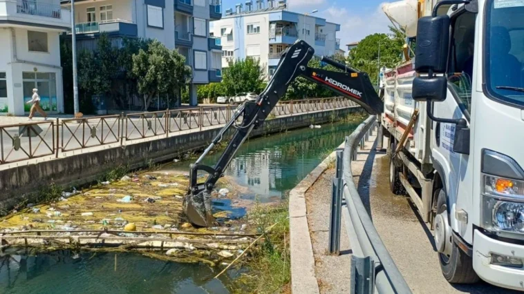 Manavgat'ta belediyeden kanal temizliği