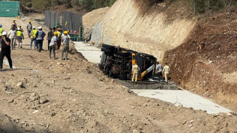 Manavgat’ta devrilen vinçte yangın çıktı