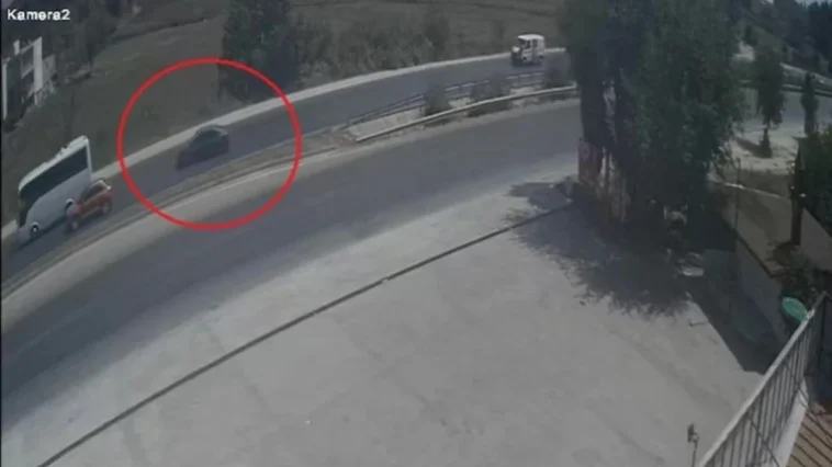 Manavgat'ta şarampole uçan otomobilin sürücüsünün burnu bile kanamadı