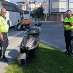 Manavgat’ta trafik levhasına çarpan sürücü yaralandı