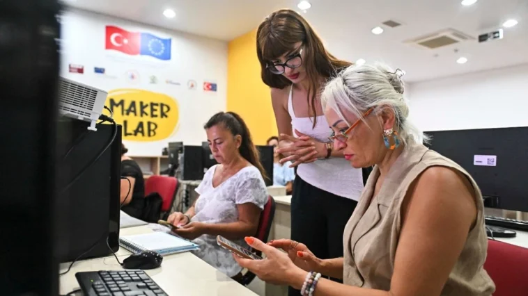 Muratpaşa'dan kadınlara dijital çağ eğitimi