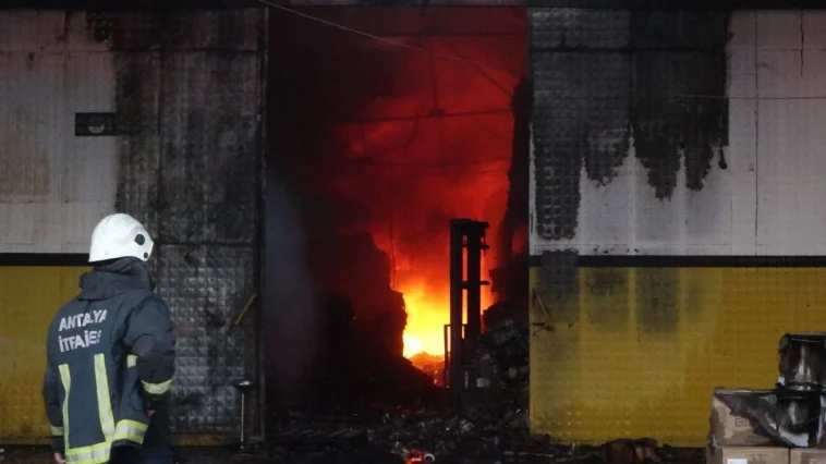 Otel ekipmanları deposunda korkutan yangın