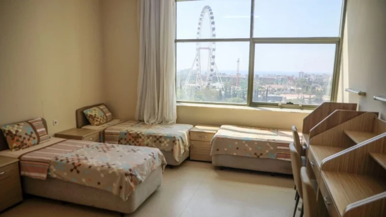 Otel konforunda deniz manzaralı yurt