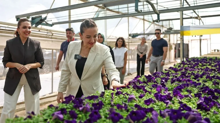 Seraları gezdi, tohum ekimi yaptı