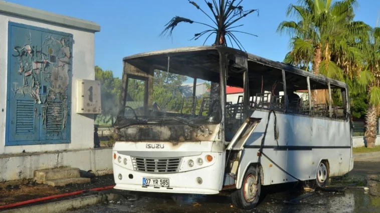Serik'te park halindeki otobüs yandı