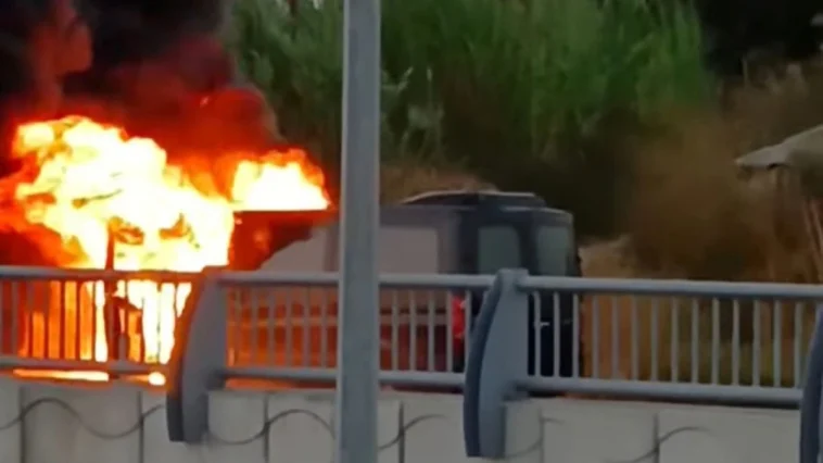 Seyir halindeki tur minibüsünde yangın çıktı