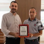 Tarihi köprüden atlama girişimine engel olan güvenlik görevlisine plaket