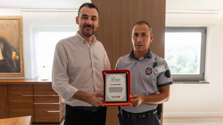 Tarihi köprüden atlama girişimine engel olan güvenlik görevlisine plaket