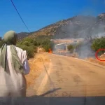 Tatilci aile, araçtaki tüple yangına müdahale etti