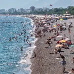 Tatilin son günlerinde Antalya sahilleri doldu