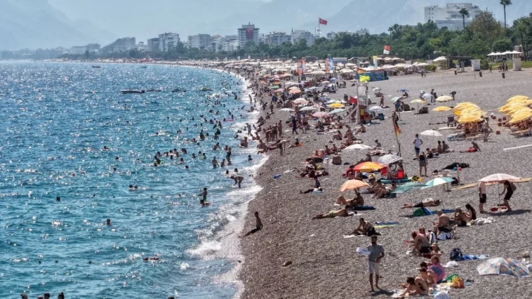 Tatilin son günlerinde Antalya sahilleri doldu